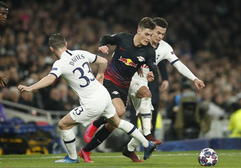  莱比锡红牛客场不敌门兴格拉德巴赫爆冷门  