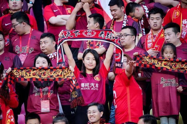  里昂球迷横幅抗议管理层，主场氛围陷尴尬  