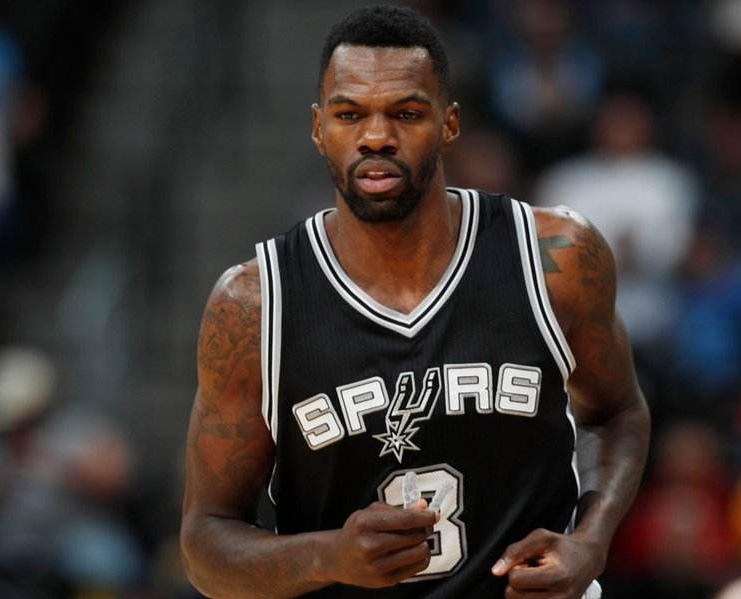  灰熊绝杀失败憾负马刺 莫兰特怒捶广告板  